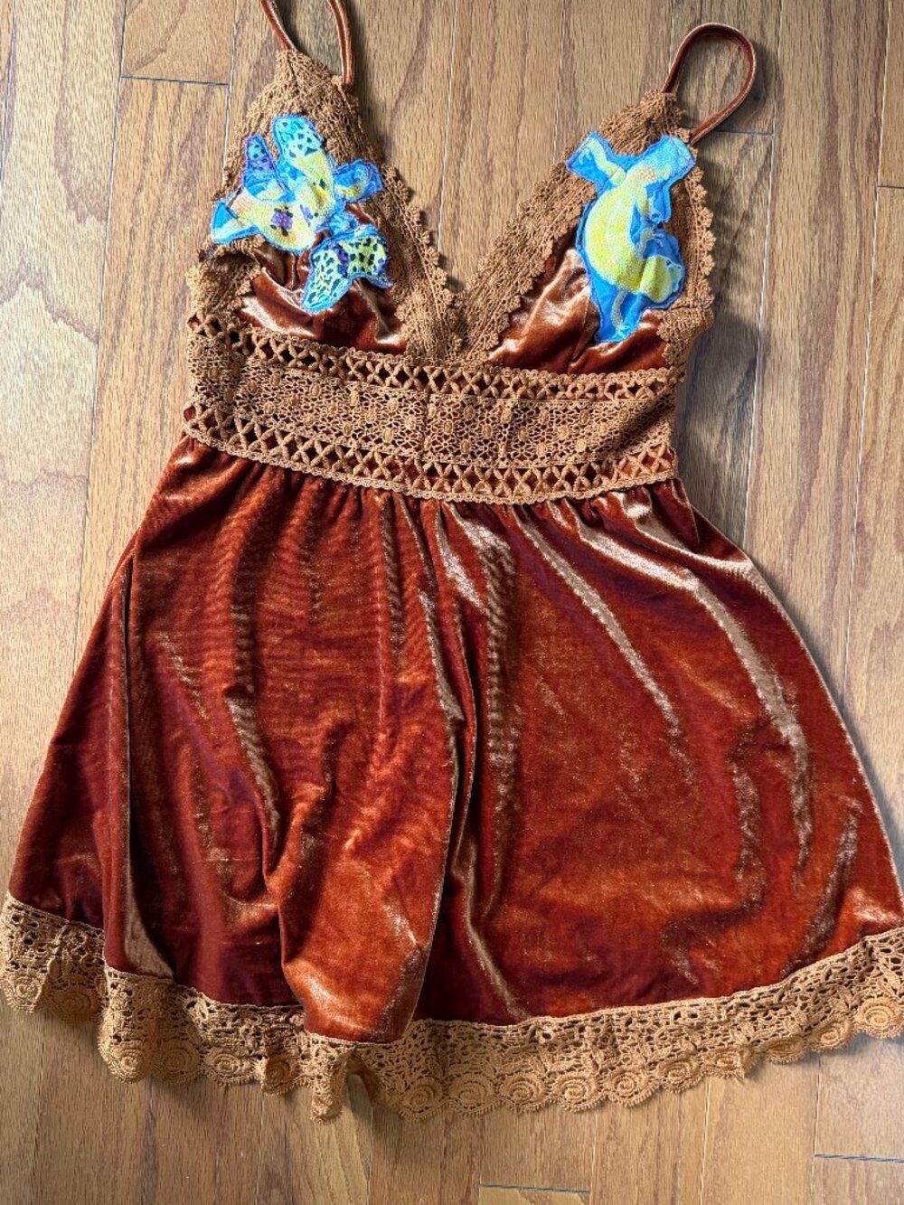 Velvet mini dress with cute sewn-on leopard geckos